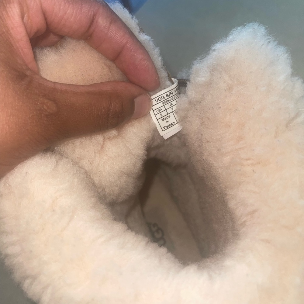 UGG Adirondack III Boot Tan size 9